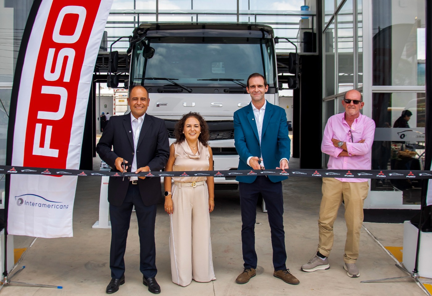 Corte de cinta en la inauguraci&oacute;n de la nueva sede FUSO Piura