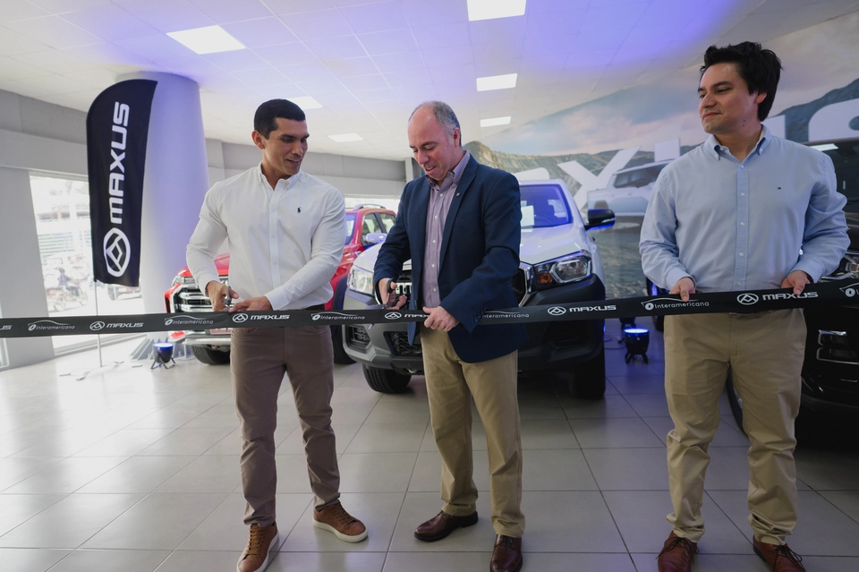 Corte de cinta durante el relanzamiento de Maxus Chiclayo