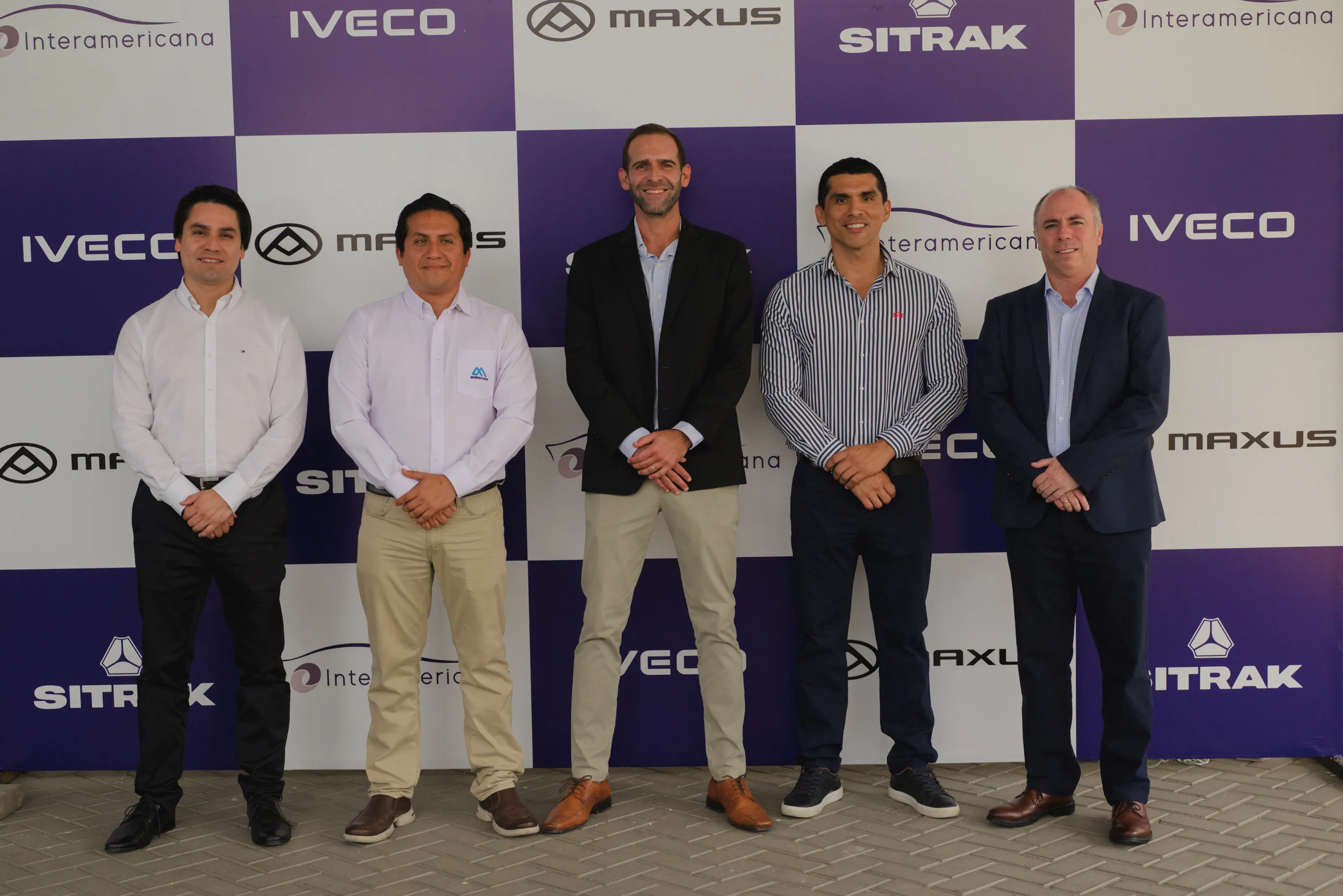 Directivos de Interamericana y Andes Motor durante la inauguraci&oacute;n en Piura